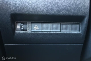 Peugeot 2008 Peugeot 2008 1.2 PureTech Allure, Digitaal dashboard, Pdc voor/achter + camera, App connect, Donker glas, Cruise, Clima, Navi, Full led. - afbeelding nr 32