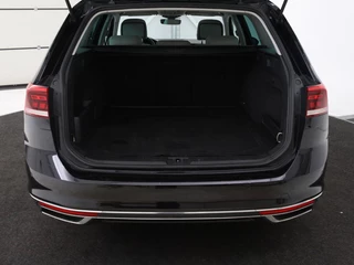 Volkswagen Passat Volkswagen Passat 1.4 TSI GTE | Panoramadak | Stoelverwarming |  Leder/Alcantara | Camera | Carplay | Adaptive cruise | Matrix LED | Massage | Navigatie - afbeelding nr 12