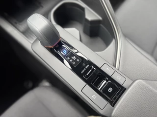 Toyota C-HR Dodenhoekdetectie, Navigatie, Parkeersensoren V + A , All-in Rijklaarprijs - afbeelding nr 29