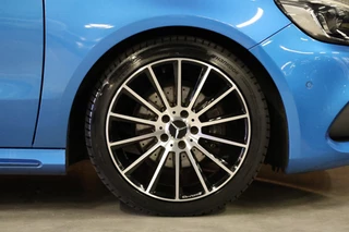 Mercedes-Benz A-Klasse Mercedes-Benz A-Klasse 180 AMG | Panoramadak | CarPlay | Camera | Dodehoekdetectie | Stoelverwarming | PDC V+A | Alcantara/Lederen bekleding | LED Koplampen | Command Online | Dealer onderhouden | Nieuwe APK - afbeelding nr 24
