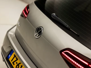 Volkswagen Golf Volkswagen Golf 1.0 TSI Sportline (APPLE CARPLAY, GROOT NAVI, CLIMATE, STOELVERWARMING, DYNAMISCHE KNIPPERLICHTEN, MASSAGE, ALCANTARA, ADAPTIVE CRUISE, PARKEERSENSOREN, GETINT GLAS, LM VELGEN, NIEUWSTAAT) - afbeelding nr 33