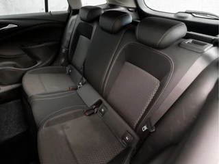 Opel Astra Opel Astra Sports Tourer 1.4 Innovation 150Pk Automaat (APPLE CARPLAY, GROOT NAVI, CLIMATE, CAMERA, LEDER, SPORTSTOELEN, ADAPTIVE CRUISE, PARKEERSENSOREN, LANE ASSIST, NIEUWE APK, NIEUWSTAAT) - afbeelding nr 14