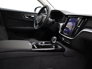 Volvo V60 Volvo V60 T6 PLUG-IN HYBRID ESSENTIAL EDITION 19INCH GETINT GLAS STOELVERW - afbeelding nr 34
