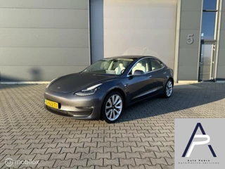 Tesla Model 3 - 418579136-0