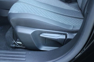 Peugeot 2008 Peugeot 2008 1.2 Hybrid 136PK AUTOMAAT ALLURE | NIEUWE AUTO! | KEYLESS ENTRY/START | PARKEERSENSOREN VOOR + ACHTER | 17