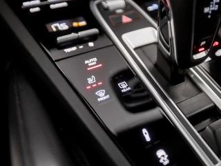 Porsche Cayenne 463Pk Automaat (SPORTCHRONO PAKKET, PANORAMADAK, ALCANTARA STUUR EN HEMEL, APPLE CARPLAY, LUCHTVERING, KUIPSTOELEN, SFEERVERLICHTING, 360 CAMERA, HEAD-UP DISPLAY, NIEUWSTAAT) - afbeelding nr 30