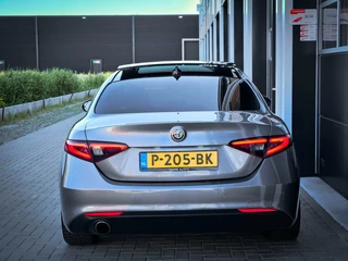 Alfa Romeo Giulia Alfa Romeo Giulia 2.0T Super | PANORAMADAK | KEYLESS | DNA | LANE ASSIST | VOL OPTIES! - afbeelding nr 13