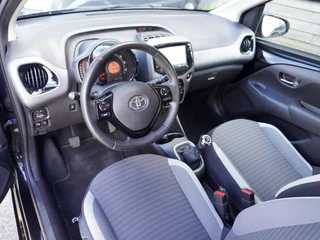 Toyota Aygo Toyota Aygo 1.0 VVT-i x-play ltd Navi | Camera | Airco | NAP - afbeelding nr 3