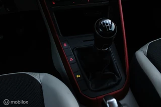 Volkswagen Polo Volkswagen Polo 1.0 TSI 90PK R-Line VIRTUAL BEATS NAVIGATIE - afbeelding nr 23