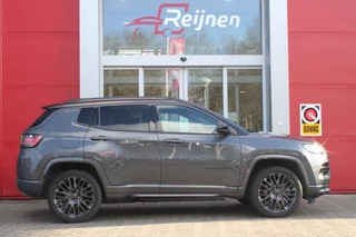 Jeep Compass Jeep Compass 4xe 240PK Plug-in Hybrid S | PANORAMISCH SCHUIF/KANTELDAK | ALPINE AUDIO SYSTEM | ELEKTRISCH VERSTELBARE VOORSTOELEN | 360° CAMERA | KEYLESS ENTRY/START | LEDEREN BEKLEDING | DRAADLOZE APPLE CARPLAY/ANDROID AUTO | NAVIGATIE | DODEHOEK DETECTIE | DRAADLOZE TELEFOONLADER | STOEL/STUUR VERWARMING | 19