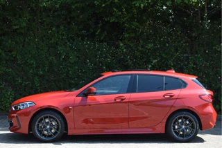 BMW 1 Serie BMW 1 Serie 120i M-Sport | NL-Auto | Nieuw € 60.000,- | Headup | Open dak | Camera | Elekt.stoelen | Carplay | Full LED - afbeelding nr 32