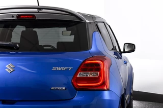 Suzuki Swift | Adapt. Cruise |Stoelverw. | Camera | NAV + App. Connect | ECC | Afn. Trekhaak | LM 16
