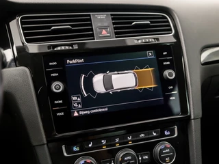 Volkswagen Golf Volkswagen Golf 1.0 TSI Luxury Automaat (APPLE CARPLAY, GROOT NAVI, CLIMATE, STOELVERWARMING, SPORTSTOELEN, ADAPTIVE CRUISE, LM VELGEN, GETINT GLAS, PARKEERSENSOREN, NIEUWE APK, NIEUWSTAAT) - afbeelding nr 17
