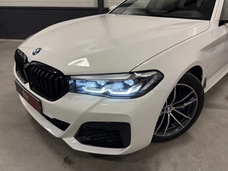 BMW 5 Serie PANO/HEAD-UP/ADAPTIVE-CHASSIS/ALCANTARA/CAMERA/LIVE-COCKPIT PRO/DAB/STANDKACHEL/SHADOW-LINE/18
