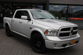Dodge Ram Pick-Up 5.7 V8 4X4 CREW CAB LARAMIE A/T VAN