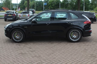 Porsche Cayenne Porsche Cayenne 3.0 S E-Hybrid / Panoramdak / Camera / 20'' / Luchtvering / Bose / Sportchrono / Stuurverwarming / Leder / Stoelverwarming / Cruise Control - afbeelding nr 7
