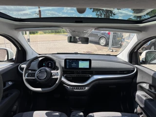 Fiat 500 Fiat 500 RED 42 kWh PANORAMADAK / NAVIGATIE / CARPLAY / ZO GOED ALS NIEUW - afbeelding nr 2