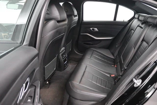 BMW 3 Serie BMW 3-serie 320i High Executive Edition (PARKEERSENSOREN, STOELVERWARMING, LEER, NAVIGATIE, NL-AUTO) - afbeelding nr 14