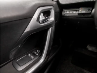 Peugeot 2008 Automaat (APPLE CARPLAY, NAVIGATIE, CAMERA, CLIMATE, CRUISE, SPORTSTOELEN, PARKEERSENSOREN, NIEUWE APK, NIEUWSTAAT) - afbeelding nr 23