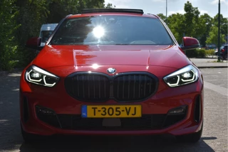 BMW 1 Serie BMW 1 Serie 120i M-Sport | NL-Auto | Nieuw € 60.000,- | Headup | Open dak | Camera | Elekt.stoelen | Carplay | Full LED - afbeelding nr 4