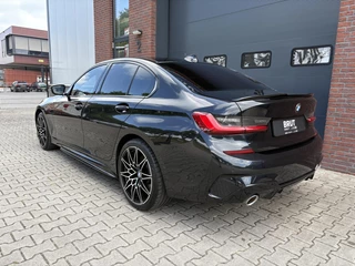 BMW 3 Serie BMW 3-serie 330i High Executive, M Pakket, Schuifdak, 19