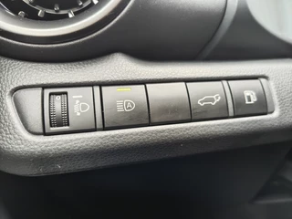 Toyota C-HR Toyota C-HR 1.8 Hybrid 140 First Edition | Navi | Sensoren v/a | El. Achterk - afbeelding nr 24