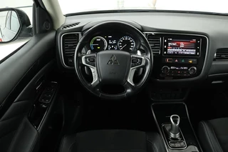 Mitsubishi Outlander Mitsubishi Outlander 2.0 PHEV Pure | Trekhaak | Carplay | Camera |  Half leder | Keyless | Climate control | Cruise control - afbeelding nr 3