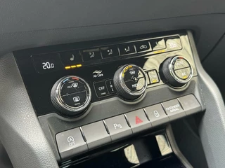 Škoda Karoq Skoda Karoq 1.5 TSI Sportline Automaat | Stoelverwarming | Apple CarPlay | LED verlichting | Trekhaak uitklapbaar | Adaptieve cruise control | Dode hoek detectie | Voorruitverwarming | Parkeersensoren voor en achter | Achteruitrijcamera - afbeelding nr 36