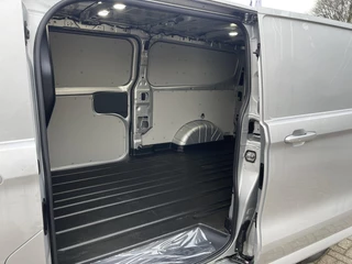 Ford Transit Custom Ford Transit Custom 320 2.0 TDCI L2H1 Limited SCI  170pk Automaat! | 5 jaar garantie |  17 inch velgen | Dubbele schuifdeur | Draadloos opladen | Reservewiel |  70L brandstoftank | Trekhaak - afbeelding nr 10