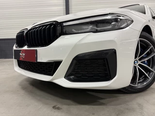 BMW 5 Serie PANO/HEAD-UP/ADAPTIVE-CHASSIS/ALCANTARA/CAMERA/LIVE-COCKPIT PRO/DAB/STANDKACHEL/SHADOW-LINE/18