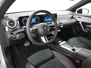 Mercedes-Benz A-Klasse Mercedes-Benz A-Klasse A180 AMG // Multibeam LED // Sfeerverlichting // Adaptief Onderstel // 19