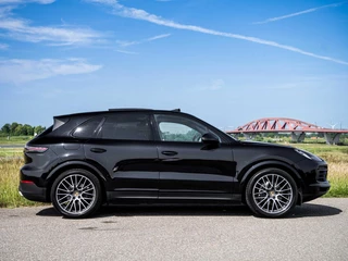 Porsche Cayenne Porsche Cayenne 3.0 V6 340PK Pano Stoelkoeling Bose ACC Sport Chrono Led Matrix 360 Camera Softclose Luchtvering - afbeelding nr 17