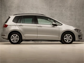 Volkswagen Golf Sportsvan Automaat (NAVIGATIE, CLIMATE, STOELVERWARMING, ADAPTIVE CRUISE, SPORTSTOELEN, PARKEERSENSOREN, GETINT GLAS, LM VELGEN, NIEUWE APK, NIEUWSTAAT) - afbeelding nr 4