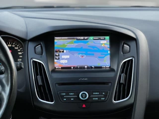 Ford Focus Ford Focus Wagon 1.0 Navi Trekhaak PDC Dealeronderhouden 2e eig Grote ond.beurt Boekjes volledig Bluetooth APK bij aflevering - afbeelding nr 12