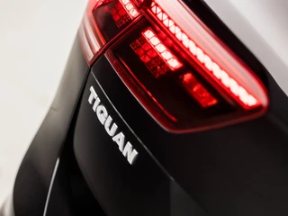 Volkswagen Tiguan 150Pk Automaat (PANORAMADAK, DIGITAL COCKPIT, APPLE CARPLAY, ELEK SPORTSTOELEN, LEDER, STOELVERWARMING, CAMERA, GETINT GLAS, KEYLESS, LED, ELEK ACHTERKLEP, PARKEER ASSISTENT, NIEUWSTAAT) - afbeelding nr 36