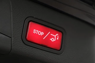 Mercedes-Benz C-Klasse Mercedes-Benz C-klasse 200 AMG | Stoelverwarming | Carplay | Trekhaak |  Matrix LED | Sfeerverlichting | Leder/Alcantara | Side Assist | Camera - afbeelding nr 25