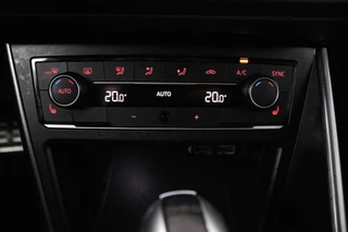 Volkswagen Polo Volkswagen Polo 2.0 TSI GTI (STOELVERWARMING, NAVIGATIE, AUTOMAAT, CRUISE ADAPTIEF, PARKEERSENSOREN, NL-AUTO) - afbeelding nr 19