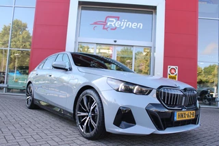 BMW 5 Serie BMW 5-serie 530e M-SPORT PRO 300PK (nieuw model) | PANORAMA DAK | M-SPORT PAKKET | M-SPORT AERODYNAMICA |  M-SPORT NAPPALEDEREN STUURWIEL MET SPORTBOOST FUNCTIE | BMW SHADOWLINE ADAPTIEVE LED KOPLAMPEN | ELEKTRISCH BEDIENBARE ACHTERKLEP |  BMW INDIVIDIUAL HIGH GLOSS EXTERIEUR RAAMLIJST AFWERKING | BMW LIVE COCKPIT PROFESSIONAL | ELEKTRISCH VERSTELBARE VOORSTOELEN MET VENTILATIE / VERWARMING EN GEHEUGEN OP DE BESTUURDERSSTOEL |  ACHTERBANKVERWARMING | 4-ZONE CLIMATE CONTROL | DONKER GETINTE ACHTERRUITEN | DONKERE HEMELBEKLEDING | DRIVE ASSISTANT | HARMAN KARDON Hi-Fi GELUIDSSYSTEEM| DRAARLOZE TELEFOONLADER | DRAADLOOOS APPLE CARPLAY / ANDROID AUTO | KLASSE 3 ALARM | COMFORT ACCESS | 20