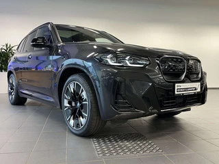 BMW iX3 TREKH, H&K Sound, MEM, 20-inch LMV ** € 22.900,= onder NP - BMW GAR t/m 04-2029 ** ** INFORMEER OOK NAAR ONZE AANTREKKELIJKE FINANCIAL-LEASE TARIEVEN ** - afbeelding nr 1