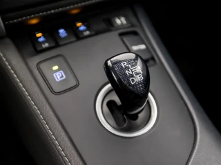 Toyota Auris Toyota Auris Touring Sports 1.8 Hybrid Sport Automaat (PANORAMADAK, NAVIGATIE, LEDER, STOELVERWARMING, CAMERA, SPORTSTOELEN, KEYLESS, LED KOPLAMPEN, NIEUWE APK, NIEUWSTAAT) - afbeelding nr 11