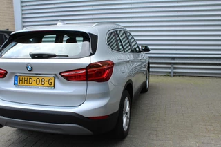 BMW X1 BMW X1 sDrive18i 141pk AUTOMAAT NL-Auto 74.942km Clima Cruise Navi Camera HUD Keyless El. Klep 17