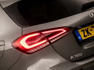 Mercedes-Benz A-Klasse Automaat (APPLE CARPLAY, GROOT NAVI, CAMERA, LEDER/ALCANTARA, DIAMOND GRILL, SPORTSTOELEN, STOELVERWARMING, GETINT GLAS, WIDESCREEN, NIEUWE APK, NIEUWSTAAT) - afbeelding nr 31