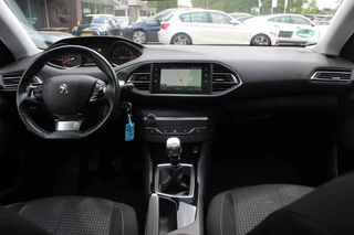 Peugeot 308 Peugeot 308 SW 1.2 PureTech Blue Lease Exe. / NIEUWSTAAT! / Panoramadak / Navigatie / Parkeerhulp V+A / 16'' / DAB / Cruise Control - afbeelding nr 2
