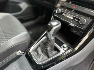 Volkswagen T-Cross Volkswagen T-Cross 1.0 TSI R-line Automaat | LED | Trekhaak |  Getint glas | Climate control | Cruise control adaptief | Lane assist | Dode hoek detectie | DAB | Navigatiesysteem | Inklapbare spiegels | Parkeersensoren voor en achter - afbeelding nr 56