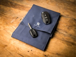 Peugeot 308 (PANORAMADAK, APPLE CARPLAY, GROOT NAVI, 360 CAMERA, LEDER, SPORTSTOELEN, ADAPTIVE CRUISE, GETINT GLAS, TREKHAAK, LANE ASSIST, NIEUWSTAAT) - afbeelding nr 18