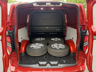 Ford Transit Custom Ford Transit Custom 300 2.0 TDCI L2H1 Limited DC | SCI | 136pk | Artisan Red | Dubbele Cabine | Trekhaak | Dubbele Schuifdeur | Bijrijdersstoel | Sidesteps | Bumperpakket | Zwarte velgen  | Stoelverwarming | Camera - afbeelding nr 29