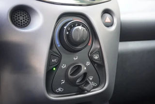 Toyota Aygo Toyota Aygo 1.0 VVT-i x-play ltd Navi | Camera | Airco | NAP - afbeelding nr 15