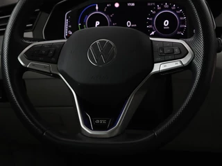 Volkswagen Passat Volkswagen Passat 1.4 TSI GTE | Panoramadak | Stoelverwarming |  Leder/Alcantara | Camera | Carplay | Adaptive cruise | Matrix LED | Massage | Navigatie - afbeelding nr 11