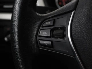 BMW 3 Serie BMW 3-serie 320d | Stoelverwarming | Trekhaak | Full LED |  Navigatie | Sportstoelen | Climate control | Bluetooth | Parkeerhulp | Cruise control - afbeelding nr 15