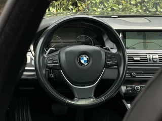 BMW 5 Serie BMW 5-serie 528xi High Executive, NL AUTO, NAP, PANO, NAVI, CRUISE, ECC-AIRCO, HUD, DODEHOEK, COMFORT STOELEN, CAMERA, LICHTMETAAL 17